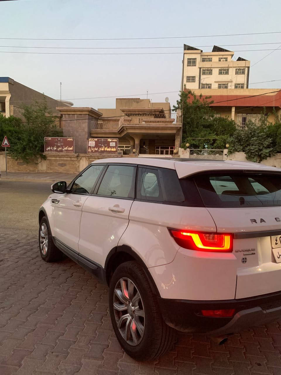 Range Rover.  #246
Evoque 2017 
سفری شریکەی سردار 
نیو مواسفات 
بێ سبوغ ، بێ لێدران 
بێ ناوگرتن ، بێ ئێڕباگ 
تەنها دەعامی سبوغ 
ڕەقەم سەنەوی کۆن 
ڕۆیشتن / ٩٠ هەزار کم 
مەکینە V4 کەپس 
گێڕی بیلاد گۆڕاوە 

نرخ / 160 ورقە
شوێن / هەولێر
*********** واتساب
*********** واتساب أربيل, العراق
