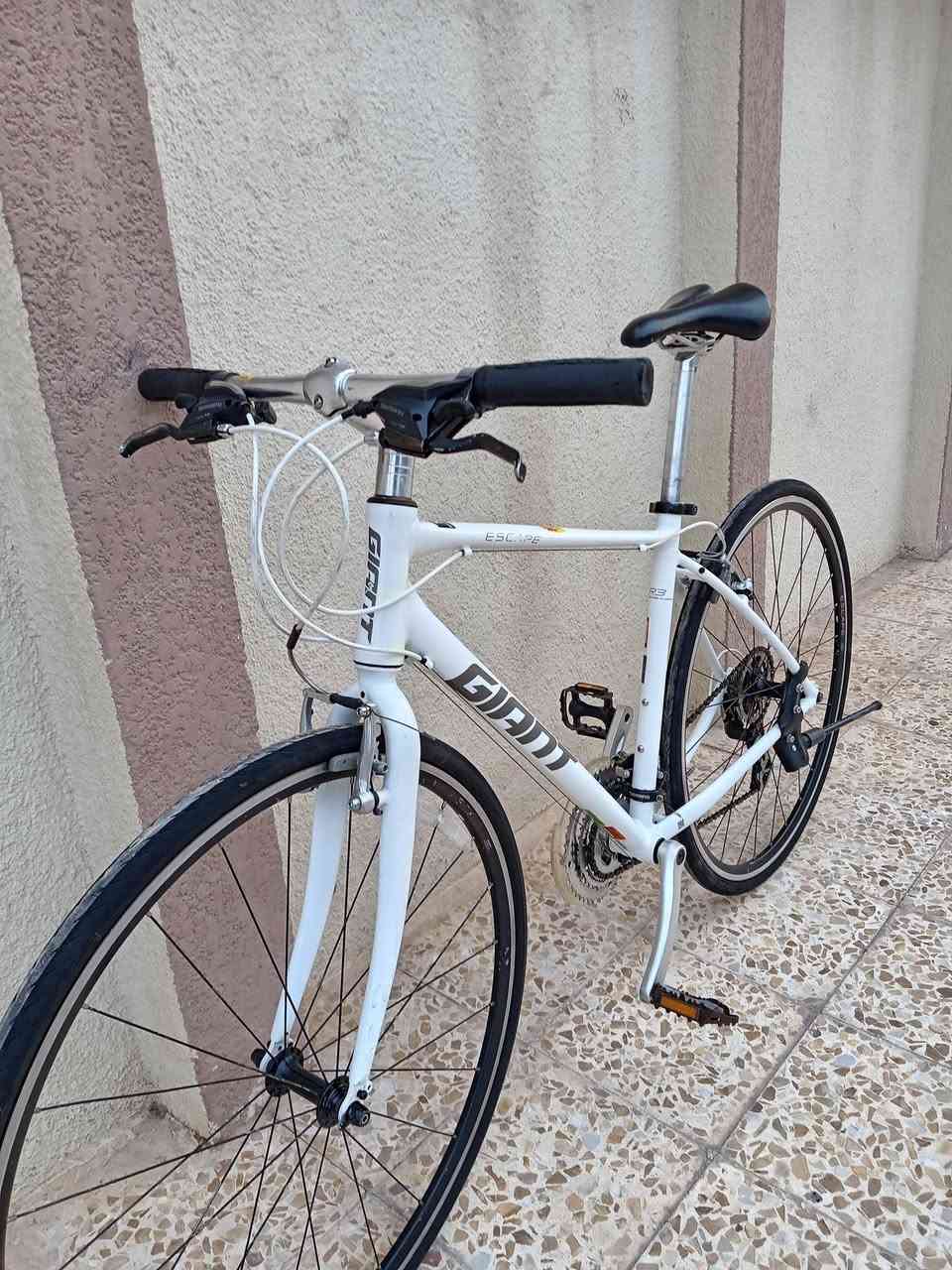 السلام عليكم
دراجه ماركة #GIANT_ESCAPE  جيانت اسكيپ

حجم 28 (C700)  
معدن المنيوم
لشه مضلع موديل حديث
 سستم شيمانو آلتوس 8X3 
بريكات تيكترو بالمكان 
وياله زوم طبقتين مختم #GIANT
تايرات كتان اصليه مختم #جيانت 
🔴قطعه مال حاوية مامبدل بيها برغي وضع شركه
#السـعر 185 
#مكان_موصل_جانب_الايسر
#يوجد_توصيل_محافضات


**إذا كنت صاحب هذا الإعلان وتريد حذفه لأي سبب، رجاءا أرسل رسالة إلى الدعم الفني**