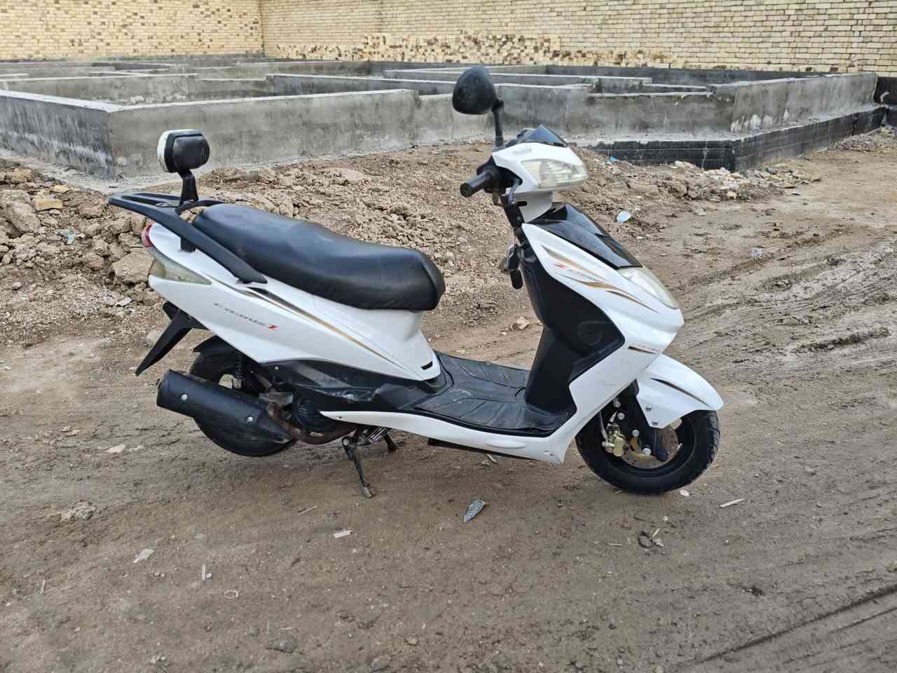 سلام عليكم شباب دراجه للبيع سكنس نثيه الدراجه كامله تلف راسك وتنام تخبل سلف هندر كلشي شقال اكلوب امامي وخلفي اشاير هورن كلها شقاله الدراجه فقط مفيلسها فقص ما مجيوسه سعر 550وبيها مجال الطيبين كامله المكان قرنه الشرش الجلعه رقم الهاتف وتساب ***********
