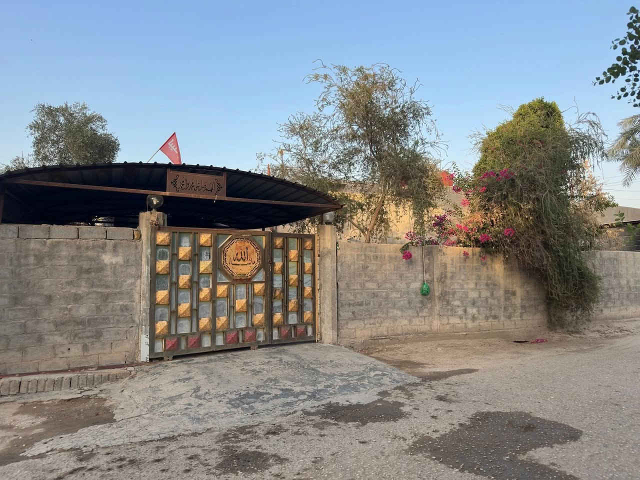 بيت للبيع مساحته 500 متر سند25 طابو صرف زراعي في محافظه بابل الحله صاير على شارعين وقريب على شارع 100 يبعد 150 متر عن شارع 100 بيه حديقه جبيره وكراج ياخذ 3 سيارات استقبال جبير وكاليدور وغرفتين ومطبخ متوفر كامل الخدمات الي يحب يستفسر عن السعر أو يشوف البيت يتصل بيه على خط أو وتساب هذه رقمي ***********
