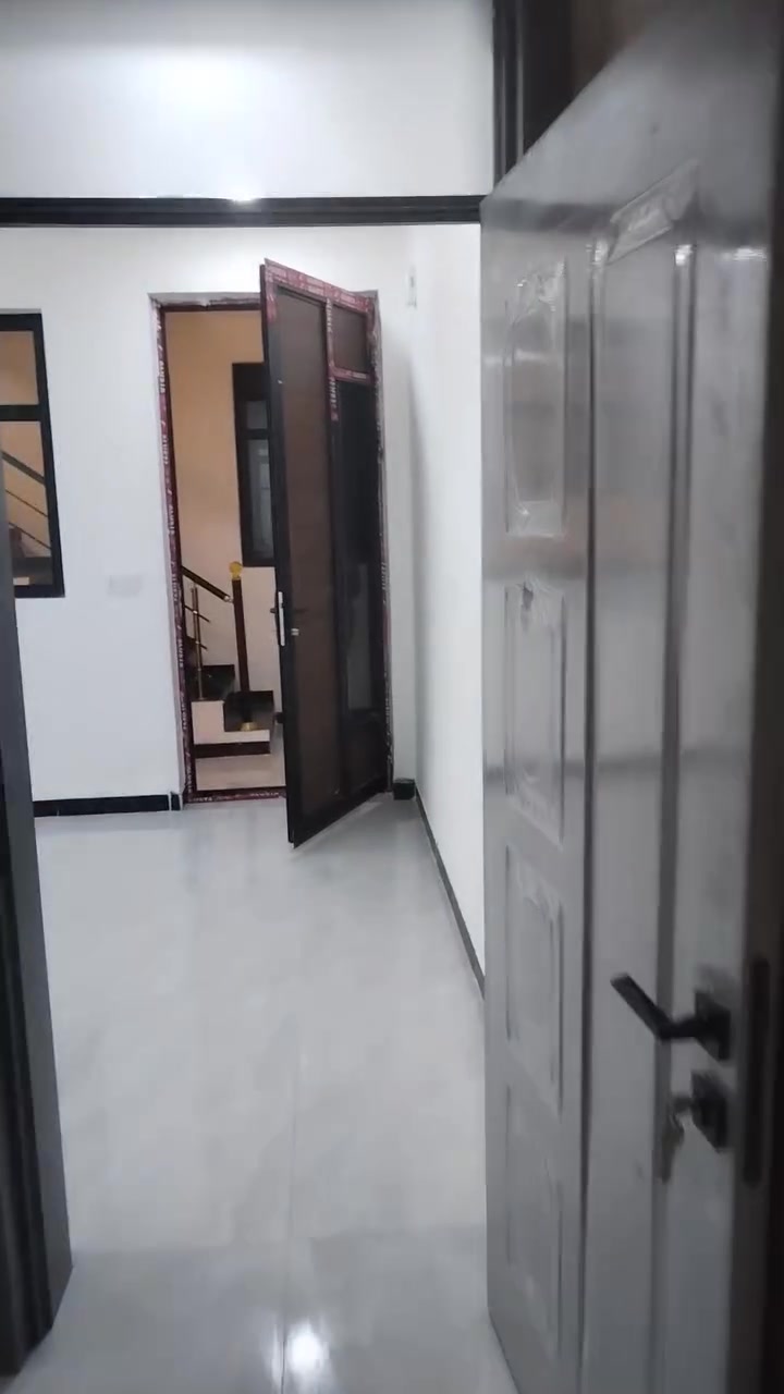 شقه للايجار في حي المهندسين قرب سريعه ابو غريب تتكون من 3 غرف ومطبخ وصاله وصحيات طابق اول*********** واتساب
