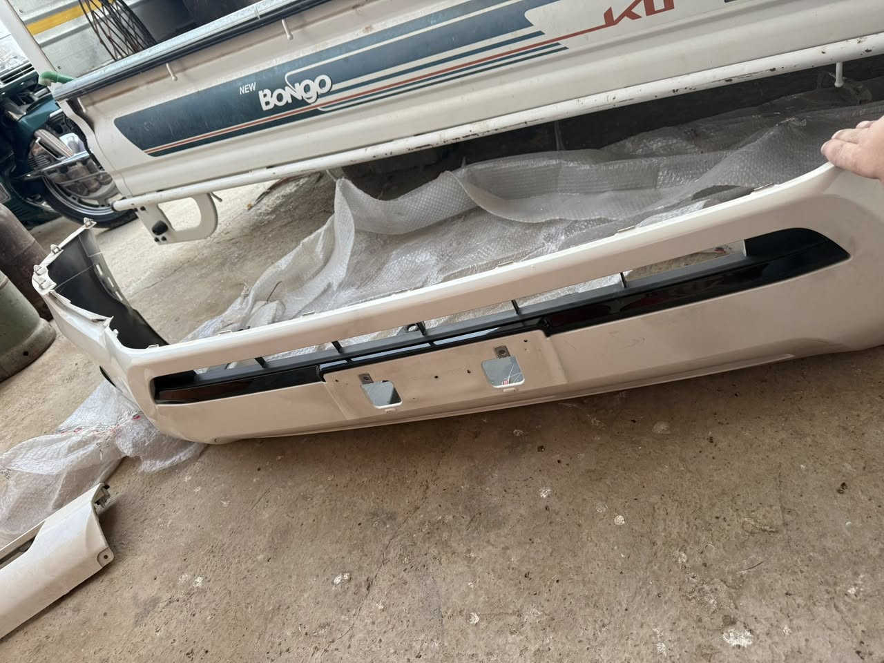 السلام عليكم عندي لحيه لندكروز موديل 23 اماميه وخلفيه للبيع السعر 300$$ رقمي ***********
