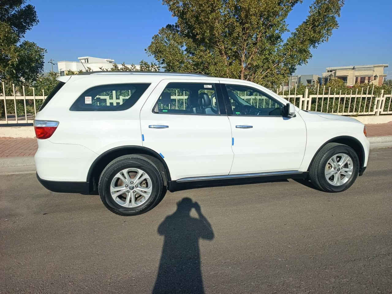 السلام عليكم 
دورنكو موديل 2013 وارد امريكا كلين بدون حادث مكفوله كفاله عامه حته الدعاميات مكفولات من التكحيل 
المواصفات فول عده الفتحه 
كشنات كهرباء
كشنات خزن
كشنات تدفئه
مري اشاره 
جنطه كهرباء 
شاشه قلابه
كامره 
مري قلابه اثناء الرجوع
حساسات
وبعد بيه مواصفات 
السياره فول الفول عده الفتحه 
مكان السياره بغداد مجمع نجمه بغداد السعر 200 وبيه مجال رقم الهاتف *********** ابو أيمن بغداد, العراق
