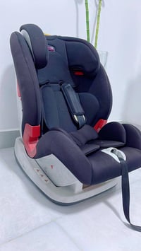 كرسي سيارة للأطفال مستعمل ونظيف السعر ٣٥ الف  للتواصل واتساب 078135940...