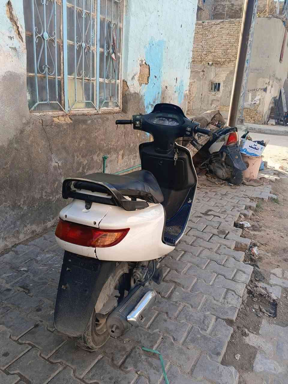 السلام عليكم
دراجه فراشة فحل للبيع 
محرك رمبه ما ممدودة عليها سبانه ابد 
كهربائيات كلها شغاله 
اشاير بكلايت لايت عداد عداد بانزين كلها شغاله 
دبل امامي دبل خلفي كلها شغاله 
تاير خلفي جديد 
كفرات جدد(البارحه شديتهن)
سوادات جدد (البارحه شديتهن)
صدر امامي جديد 
وعقل بباي 
دراجه محركها ما مفتوح ابد 
نكره سلف 
رقم شاصي بيها (مكاتبه)
لون ابيض السعر خاص تواصل خاص او 
واتساب (***********)
