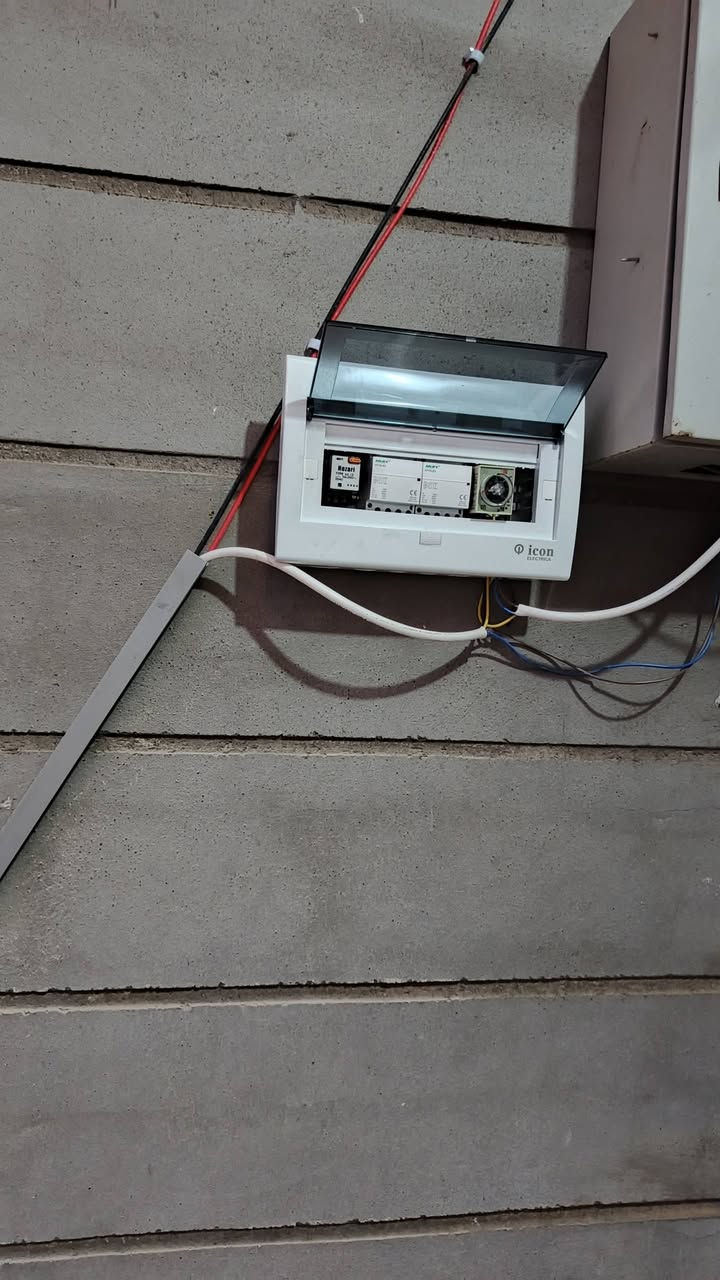 تحية طيبة وبعد ...
السعر: 2,000,000 (غير قابل للتفاوض بسبب الصعود).
مكونات النظام: بطارية 5KW، الألواح 590W عدد4، الانفيرتر 4.2KW.
القدرة: (8 نهاري 5 ليلي).
اسم العميل : 
1- خلدون عفات
موقع التنصيب: بيجي.
ما يميزنا عن غيرنا: نشتغل نظام تاريض وخطوط دفاع "SPD"، ونظام ATS وفقا للمعايير الهندسية الدولية IEC 62305.
م. عبدالله ***********
م. عثمان ‏‪***********‬‏
موقع الشركة سديرة وسطى مقابل مطعم وينز.
