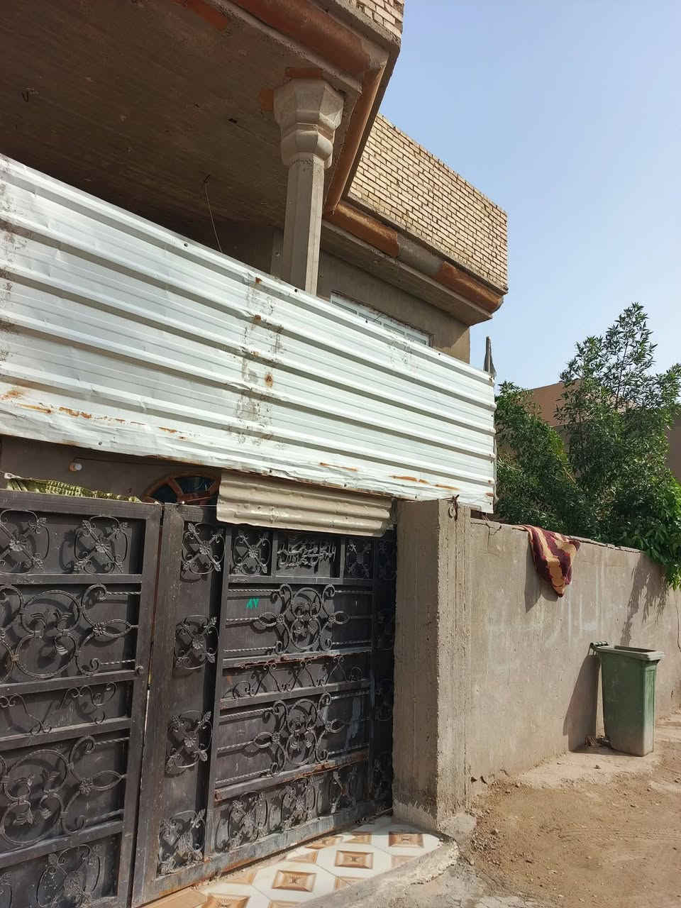 السلام عليكم دار للبيع في منطقة عنانه السعر 75 قابل للتفاوض سند 25 مساحه 200 م 4 غرف نوم مطبخ استقبال هول للأاستفسار أكثر الاتصال على الرقم ***********
