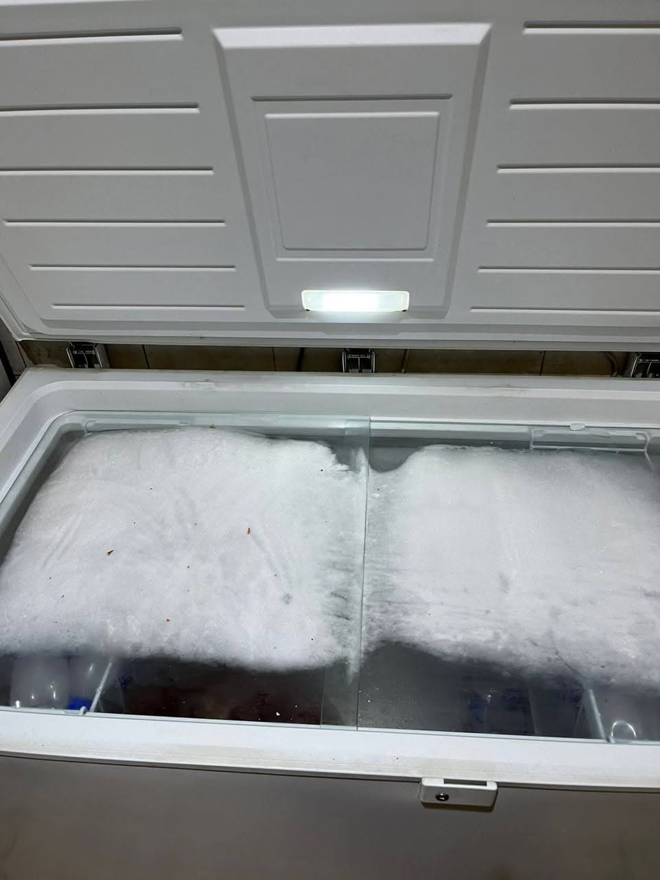 مجمدة حجم كبير للبيع جديده مستعمله7  اشهر فقط بسعر {200 الف } بيها مجال بسيط العرض 125 الارتفاع 80 العنوان بغداد الحريه منطقه السلام ***********
