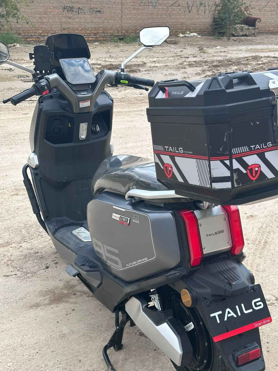 سلام عليكم ورحمه الله وبركاتو 
دراجه للبيع شحن الصاعقه تايلج  
ملف 2000 عدد البطاريات 6”
عدد التحويلات 3 
تقطع مسافه 70 k
 السعر 900 وبيه مجال بسيط جدا مكاني بغداد الزعفرانيه ***********
