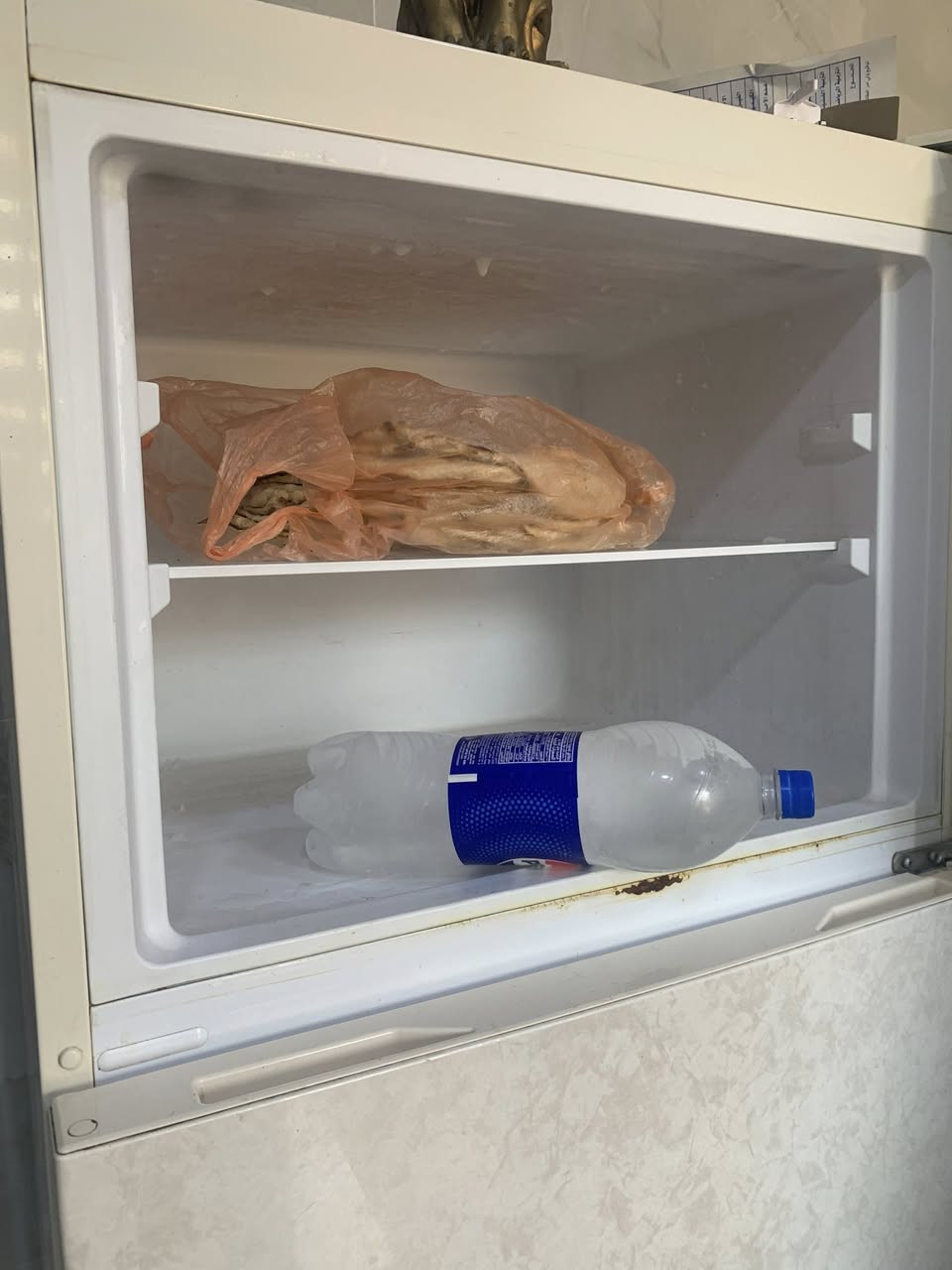 ثلاجه جديده بل جيس كامله الفريز ثلج تبريده اخبل كلشي ما بيه نضيفه كلشي اخت الجديده السعر ٣٥٠ وبيه مجال مكاني ً بياع نهايت الشهداء التواصل *********** بي واتس ورصيد
