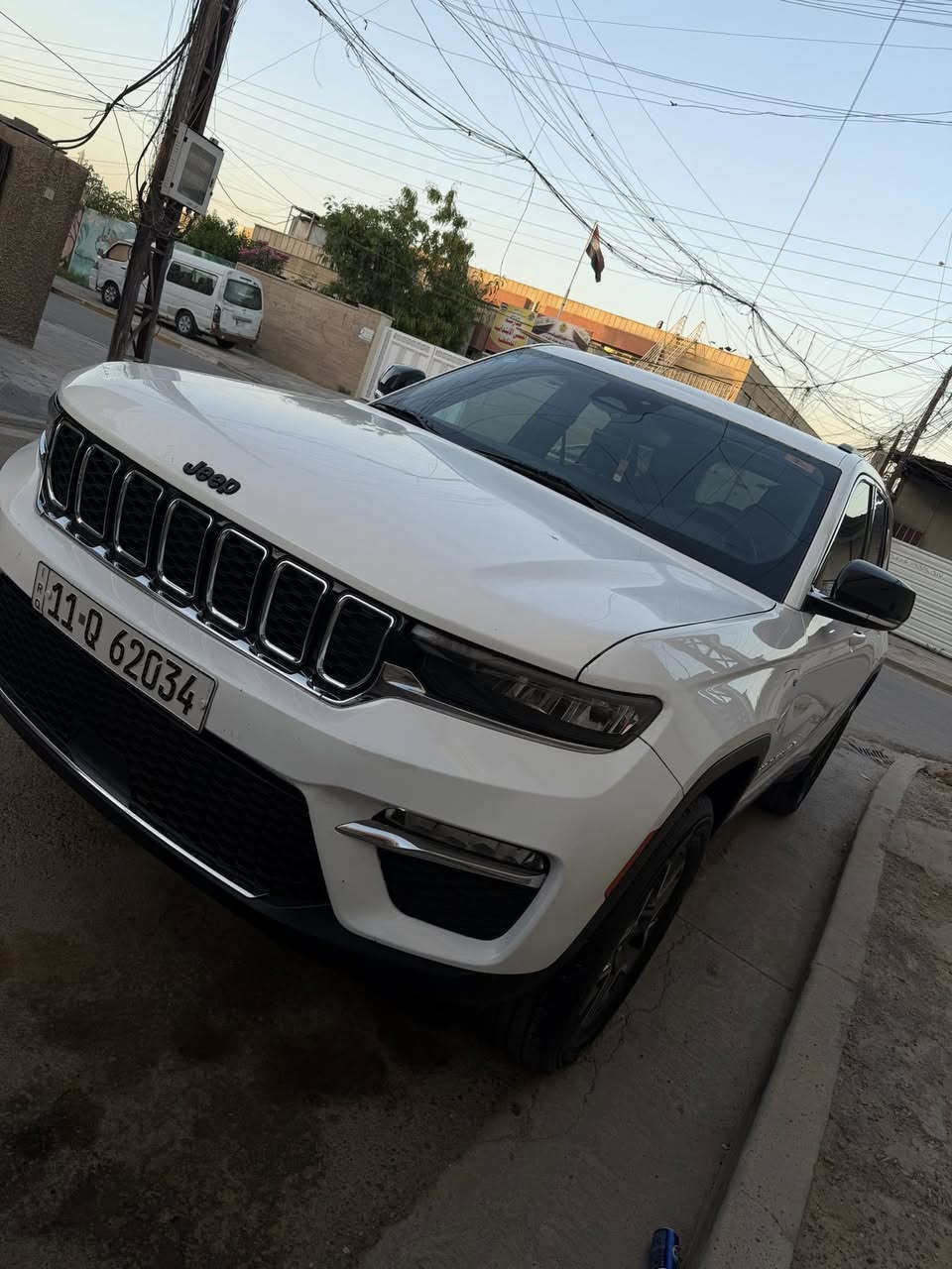 ﷽
سلام عليكم

جيب كراند شيروكي ( 4xe هايبرد ) لمتدد

Jeep Grand cherokee  

موديل  2024

محرك : 2000 تيربو +هايبرد +كهرباء

ماشية 35الف ميل

الضررر

حادث بس بنيد (صبغ بس بنيد) وبارد جاملغ امامي ايمن
باقي كفالة

المواصفات :

تشغيل عن بعد
 

لمتدد 

 بانوراما 

بصمة تشغيل وابواب وتشغيل عن بعد

صندوق كهرباء 

مقاعد جلد + كهرباء + خزن ميموري

-تدفئة سترين + مقاعد

خمسة راكب 

رادار  امامي وخلفي  وجوانب

- تحديد مسار 

حساسات خلفية 

تبريد قطعتين 

خمس انضمة قيادة 

كير موس 

هاند بريك بصمه 

شفتات ستيرن 

لايتات لد 

هيترات في الكشن 

تخم تاير جديد

السيارة كلش حلوة ونضيفه 

 رقم بغداد الجديد هزة جديدة

رقم الهاتف :***********  واتساب واتصال 

العنوان  بغداد /السيدية
