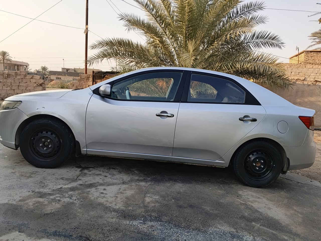 سلام عليكم
سيارة سيراتو موديل2012
ماشيه 270
محرك مكفول 1600
ومثل موضح بل سونار
سعرها 95 
***********
