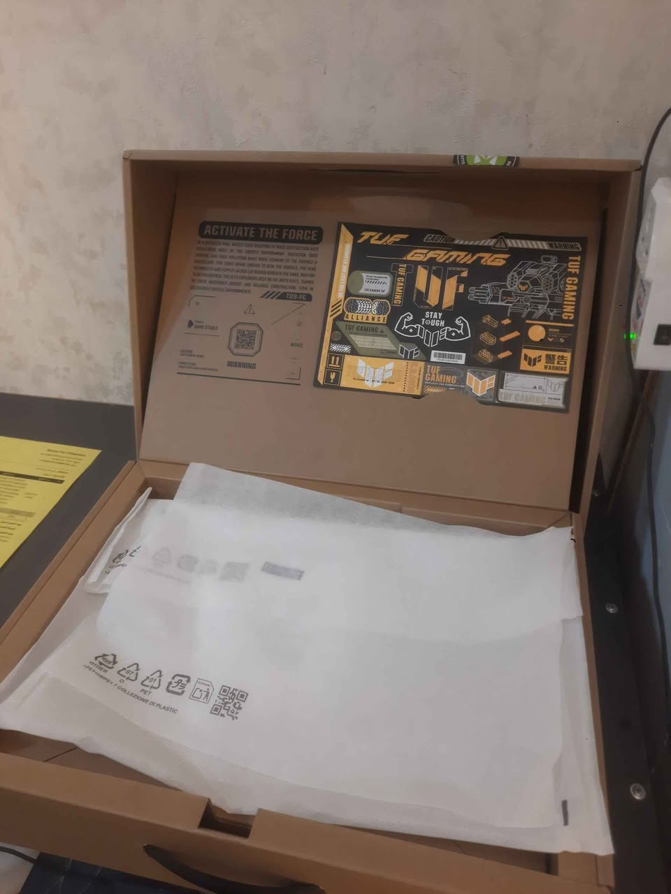 💻 لابتوب كيمنك خارق ASUS TUF F15 للبيع (بكامل ملحقات الشركة والتغليف الأصلي) 💻

​السلام عليكم شباب، عندي لابتوب ASUS TUF Gaming F15 بمواصفات عالية جداً وقوية للألعاب الثقيلة وبرامج التصميم والمونتاج والهندسة.
​الجهاز أخو الجديد وبحالة الوكالة تماماً،
 استخدامي إله جان محدود وخفيف جداً (فقط لبرامج الوورد وتصفح ملفات الـ PDF)، 
الجهاز داخلياً وخارجياً بحالة الزيرو، ما مجهد، ما مفتوح، وما نازل بيه أي لعبة ثقيله

​📦 ملاحظة مميزة: الجهاز يجي مع الكرتونة الأصلية، الاستكرات (الملصقات)، وحرفياً كل شيء وياها حتى تغليف الشركة الأصلي، يعني كأنما كاعد تفتح كارتونة جهاز جديد من المحل!

​🔍 المواصفات الفنية (Specifications):
​الموديل: ASUS TUF Gaming F15 (FX507VV)

​المعالج (CPU): Intel® Core™ i7-13620H (جيل 13 قوي وسريع جداً)

​كرت الشاشة (GPU): NVIDIA® GeForce RTX™ 4060 (8GB) بكامل قوته 140W 
مع ميزة MUX Switch.

​الذاكرة العشوائية (RAM): 16GB DDR5 
(سرعة 4800MHz).

​الهارد (Storage): 512GB SSD NVMe Gen4x4 فائق السرعة.

​الشاشة: قياس 15.6 إنش بدقة FHD بتردد 144Hz بألوان حقيقية 100% sRGB.

​الكيبورد: إضاءة RGB مميزة وتكدر تتحكم بألوانها وحركتها.

​اللون: رمادي مميز (Mecha Gray).

​النظام: ويندوز 11  أصلي مفعّل وجاهز للاستخدام.

​⚡ تفاصيل الشحن والملحقات:
​الشاحن الأصلي العملاق بقدرة 240 واط 
(يوفر استقرار كامل للأداء).

​الجهاز يدعم ميزة الشحن عن طريق منفذ
 USB Type-C 
(بشاحن خارجي فوق الـ 100 واط)
 ميزة خرافية للسفر والطلع الخفيفة.

​الكارتونة بكامل ملحقاتها وتغليفها ونظافة الجهاز 100% بدون أي عيوب .

​💰 
​السعر: 1,350,000 دينار عراقي (قابل للتفاوض البسيط للشراي ).
​📍 الموقع: الديوانية يوجد توصيل باقي المحافضات
📞 للتواصل: المراسلة على الخاص، أو الواتساب على الرقم: [ *********** ] الرمادي, الأنبار
