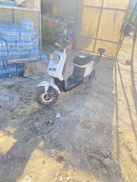 سلام عليكم شباب دراجه للبيع R8 نضيفه مصار  اهواي من اشتريتها تقريباً صار شهرين بطارياتها صغار بس جديدات ونضافت الدراجه 85 ‎%‎شاحنتها اصليه دراجة فول السعر 400 او بيها مجال للشراي الشراي يدخل خاص للاستفسار الرقم ***********
