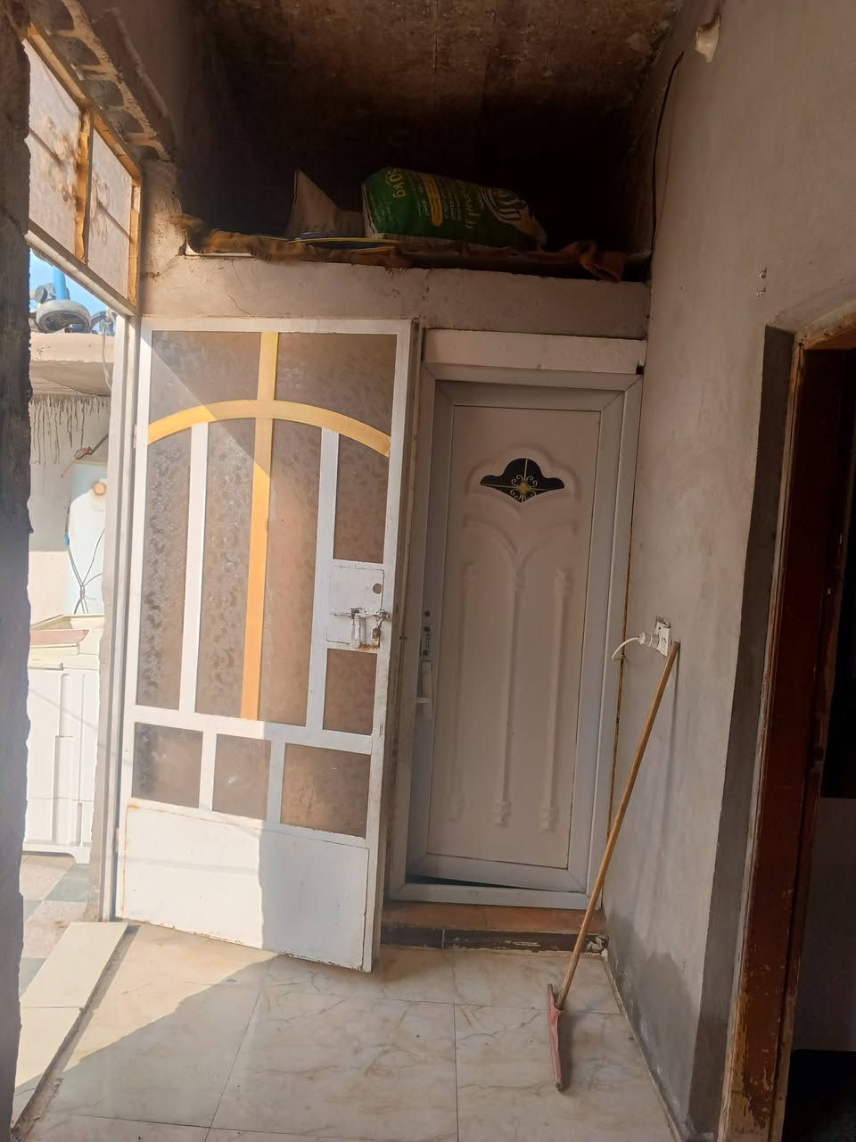 بيت للبيع في الخماس قريب شارع الرسول مساحه 90متر مربع السعر 12مليون و بي مجال الاتصال على رقم ***********
