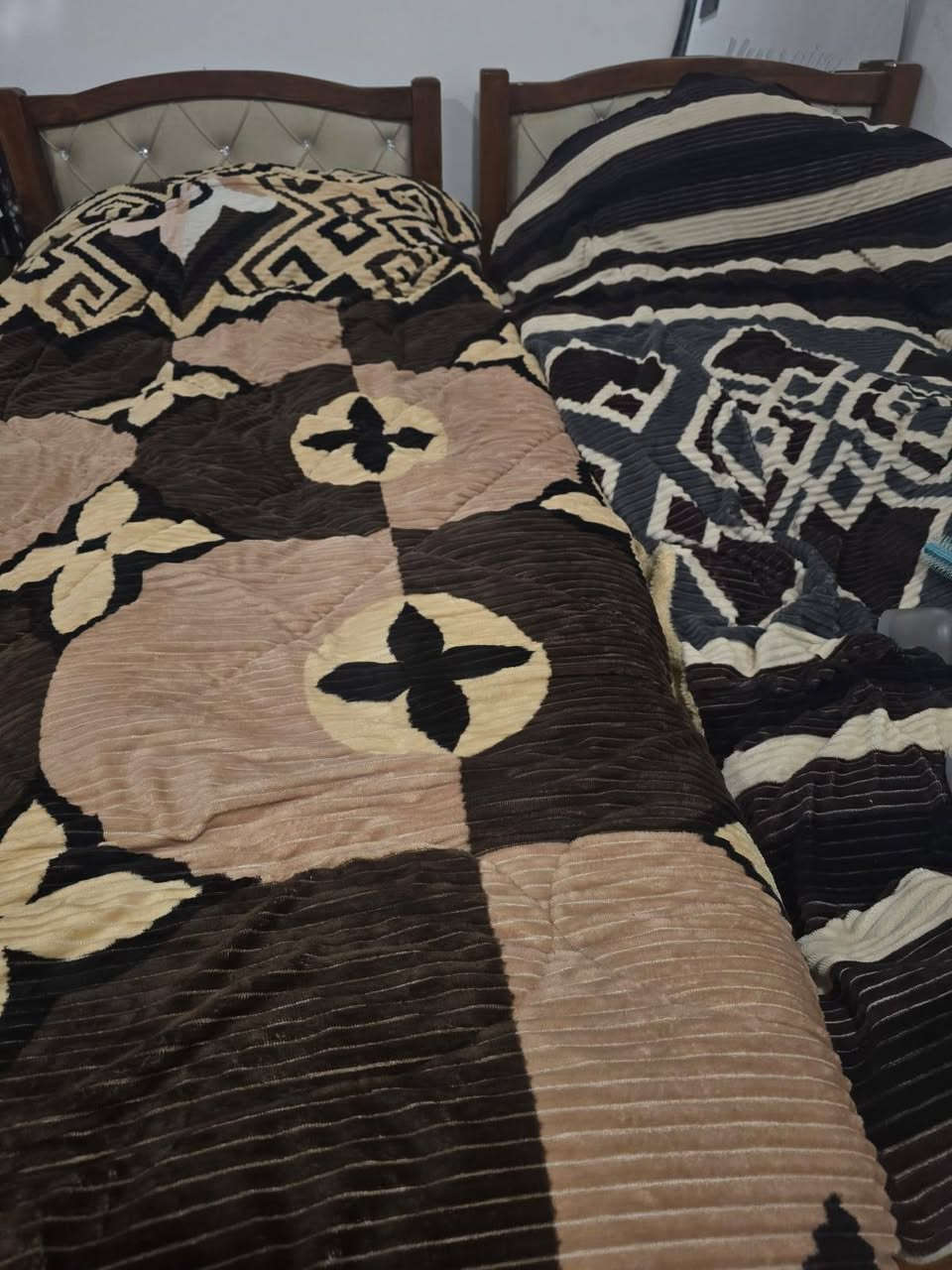 للبيع كندور عدد ٢ مع ملحق و تحت عدد ٢ خشب شغل نجار السهر ٦٠٠ الف وبيها مجال للاستفسار الاتصال على الرقم
***********
