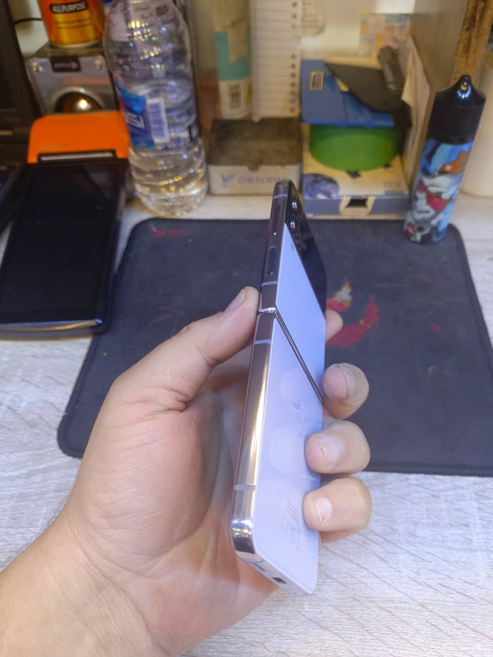 سلام عليكم جهاز كلكسي ZFlip4 دفتري جهاز كلش نظيف أخو جديد ذكره 256 جهاز غني عن التعريف ملحقات كامله سعر 400 وبيه مجال بسيط رقمي *********** مكاني بغداد الاعظميه
