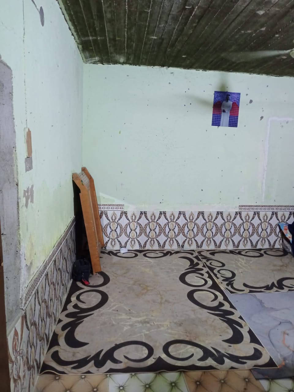 السلام عليكم عدي بيت بل الجزيرة بزين العابدين بل بدايه بكاع فحام  كلش قريب عل ربع سايدات مساحته 150 بيه ثنين غرف او ديواتيه وصاله مطبخ وصحيات بيت سكفه صبابه كله سراميك كهرباء جديد سعره 65 بيه مجال  ***********
