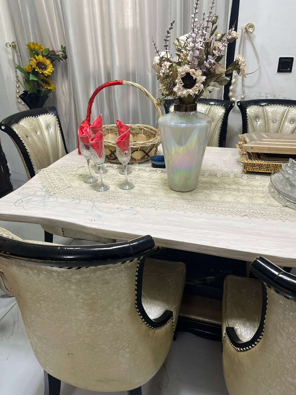 ميز طعام مستعمل اخو الجديد بمعنى الكلمه سعره400 بي مجال هذا الرقم ‭***********‬ مكان المنصور بغداد

