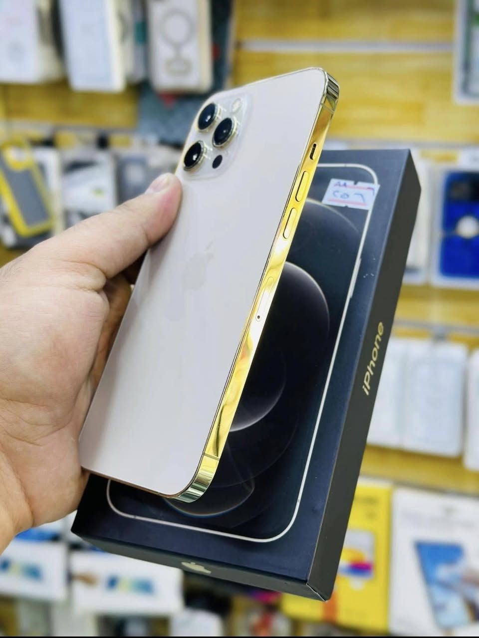 السلام عليكم
ايفون 12pro max 
لون ذهبي
ذاكرة 256
نموذج m
بطارية 72
جهاز نضيف وبلادي فقط مبدل شاشة اصلية 3 خيارات
ملحقاتة الباكيت والشاحنة الاصلية مال شركة ابل
مكاني بغداد العامرية ***********
السعر 450 وبي مجال
