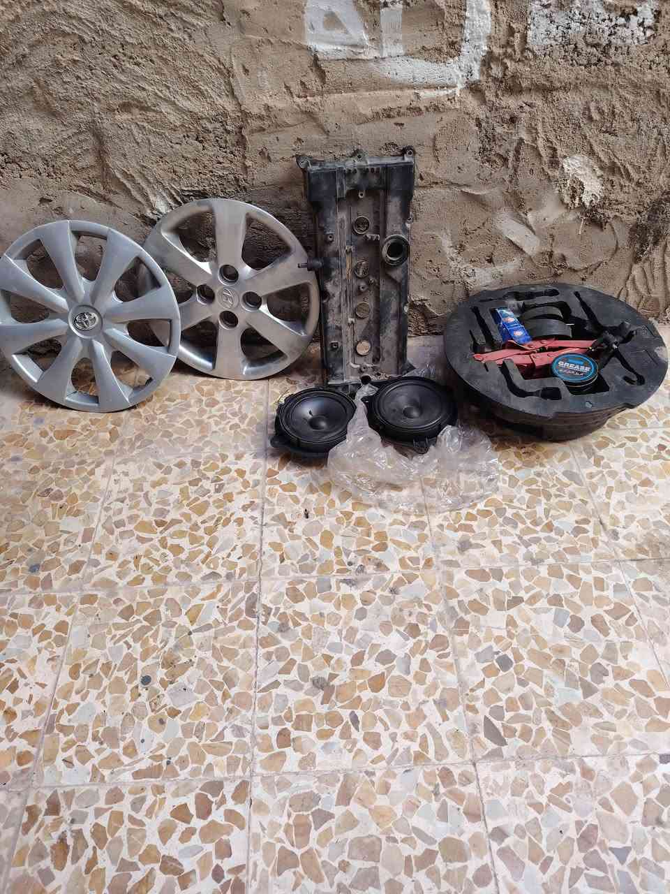 السلام عليكم عندي هاي الأغراض شرط كلها مال كصه نضيفه فلينه هيا والجگ مال اكسنت او كيا ريو وكب اكسنت وكب كورلا  وزوج سماعات وقبغ مال محرك كيا او اكسنت وومروحه مال افيو شرط شغاله ونضيفه مال كصه فقط الحاضن مكسور للتواصل *********** بي واتساب
