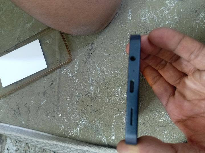 سلام عليكم كلكسي A07للبيع نضيف وشخط مابي وكارتونه وياه.. الولد مستعجل ع بيعته قبل شهرين اخذه بالباكيت ١٥٠ وهسه محتاج فلوس قيم واخذ باليرضي الله***********

