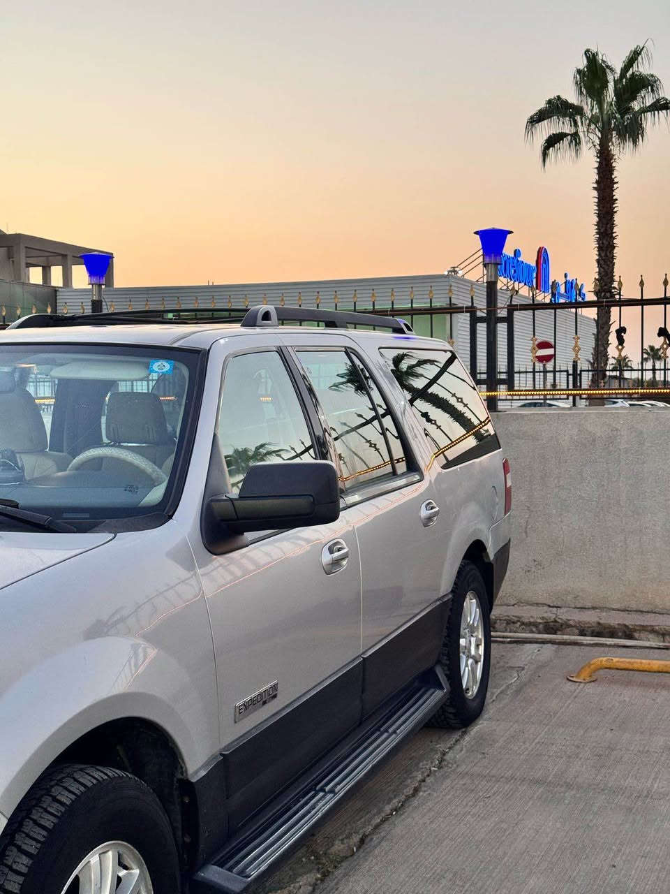 مكلف بالنشر
فورد اكسبدشن 2007 الطويله 
رقمها بغداد بسمي السياره 
محرك 8  5.3 محرك وكير وكهربائيات نضيفه. عليها منظومه غاز 60 لتر بمكان السبير الخزان 
السياره بيها بارد الجامرلغ عكس السايق الامامي وجهة السايق الخلفي بدون دواخل السياره نضيفه وكاعده 
السعر 100 وبيها مجال  
للاتصال 
*********** بغداد, العراق
