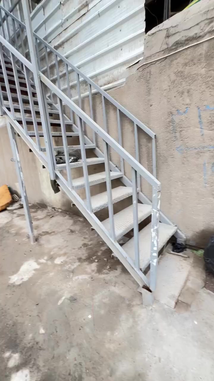 سلام عليكم بيت 155 متر للبيع شارع الوقف البيت كما موضح في الفيديو للاستفسار الاتصال *********** او مراجعه مكتب جاسم ابو عبدالله
