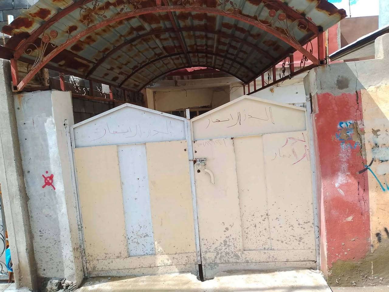 السلام عليكم بيت مساحته 110 امتار غرفه وهول واستقبال ومطبخ وحمام داخلي حمام خارجيت وسقف ثانوي دار للايجار السعر 175 وبي مجال للطيبين***********ـ***********
