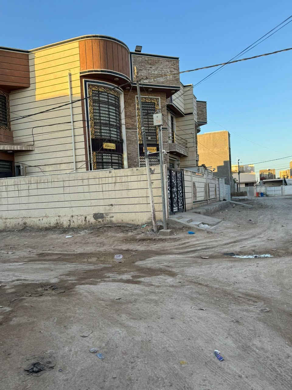 #دار_للبيع_شارع_80_كربلاء_محيزم_طابو_صرف

🏚️دار للـبيـــع شــارع 80 كــربــلاء محيزم🏚️

❇️خــلــف مــســجـد الــرحــمـان  مباشرتا قريــب عـلى الـشارع العام❇️

🔺🔺الـــدار ركــن🔺🔺

🟢🟢الــمـســاحــه 130 متر🟢🟢

🟡طــابــو صــرف🟡

⭕️الواجــه 10 والنــزال 13⭕️

⚡️⚡️يــحــتــوي على⚡️⚡️

✅الــطابــق الارضــي //غــرفة نــوم واحــده وهــول وصــالة

اســتــقـبـال ومــطـبـخ ومجمع صحيات

✳️الــطابق الــثـانـي //غــرف نــوم عــدد اثــنان وهــول ومجمع صحيات

🔻🔻عرض الــشارع 10 مــتر🔻🔻
________
🟣⭐للاٌســــتفسار⭐ 🟣  
#مـكتب_واحــــة_بــابــل_للــعقار
#الــــكائن_في_حــي_الكــــــرامه
#منتصف_شارع_الضريبه
#مجاور_محطة_غزل_لغسل_السيارات
#مقابل_المحافظه_الجديده ☎️
📲  ***********  ☎️
اتصال او واتساب 
#مــن_لــديــه_عــقــار_تــجــاري_او_ســكــني_او_زراعــي_للــبــيــع_او_للايــجــار
#مـــراســلة_الــصــفـــحه_او_الارقــام_المــدرجــه_اعلاه
