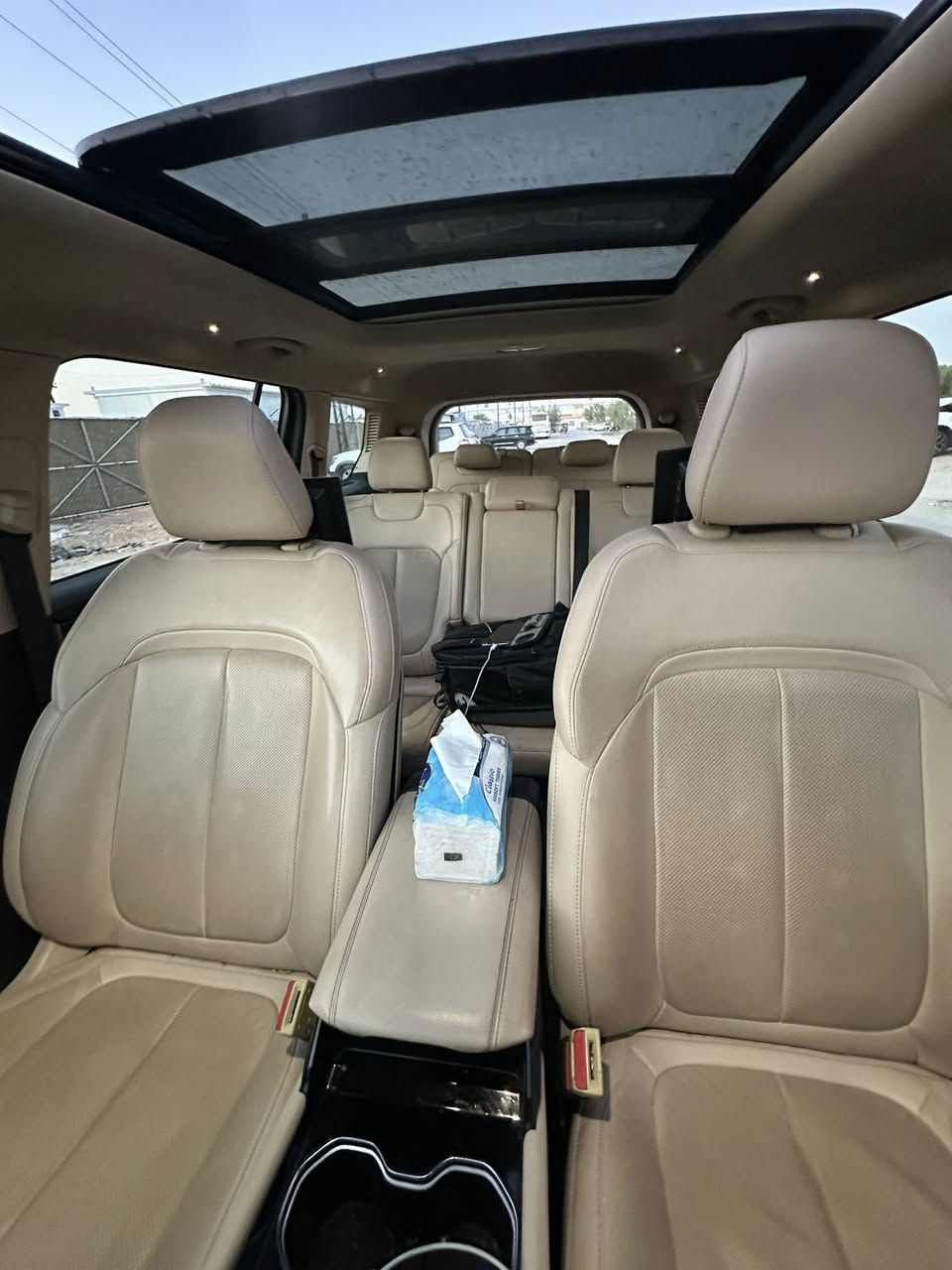 سيارة جيب كراند شيروكى ليميتد  الشكل الجديد 7راكب الموديل:2021 (خليجي) مكفولة  كفالة عامة
العداد:44الف ميل قابل للزيادة
المحرك: 3.6 
المواصفات:
*نظام دفع رباعي 4X4 متطور
*فتحة سقف بانوراما
*الصندوق كهربائي 
*رادار تفاعلي مع خاصية التوقف والانطلاق
*تحذير النقطة العمياء
*تحذير الخروج عن المسار
*نظام المحافظة على البقاء فى المسار
*خاصية المساعدة على التوجية فى التقاطعات لتفادى الحوادث
*حساسات امامية وخلفية
*كاميرات 360 للرؤية المحيطية
*المرآة الداخلية مزودة بشاشة لعرض الكاميرا الخلفية
*نظام مانع تصادم خلفى
*المقاعد الخلفية مدفأة
*مقعد السائق والراكب مدفأة وتبريد وكهربائية
*مقعد السائق ذاكرة
*نظام ابل كار بلاى و اندرويد اوتو 
*نظام صوتي فاخر
*دخول ذكي (بصمة)
*نظام التشغيل عن بُعد
*نظام التحكم التلقائي في الضوء العالى

*انماط قيادة متعددة رياضية وللطرق الوعرة

السعر :  350 وبيه مجال بسيط 
الاتصال :***********
