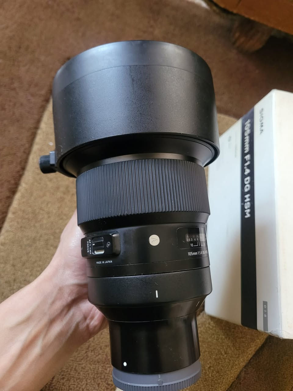 للبيع: ملكة العزل - عدسة Sigma 105mm f/1.4 Art
• النظافة: 98% (شبه جديدة وموضحة بالصور).
• الملحقات: العدسة بكامل نظافتها، فقط الغطاء (القبق) الأمامي مفقود.
• الأداء: العدسة غنية عن التعريف، تُلقب بـ "ملكة العزل"، مثالية لجلسات التصوير الفوتوغرافي والبورتريه.
• ملاحظة: العدسة مقطوعة من الإصدار (Discontinued)، وكان آخر سعر لها هو مليون و٦٠٠ .
🔹 السعر: مليون و200 ألف دينار.
تفاصيل إضافية:
• سبب البيع: طبيعة عملي حالياً تتركز على تصوير الفيديو والإعلانات، والعدسة اختصاصها التصوير الفوتوغرافي والجلسات.
• المراوس: أقبل المراوس مع عدسة Sigma 24-70mm DG DN Art (الجيل الثاني) حصراً.

الأخوة الطيبين: العدسة معروفة قيمتها وأداؤها، يرجى عدم بخس السعر لمن لا يعرف مواصفاتها.


**إذا كنت صاحب هذا الإعلان وتريد حذفه لأي سبب، رجاءا أرسل رسالة إلى الدعم الفني**