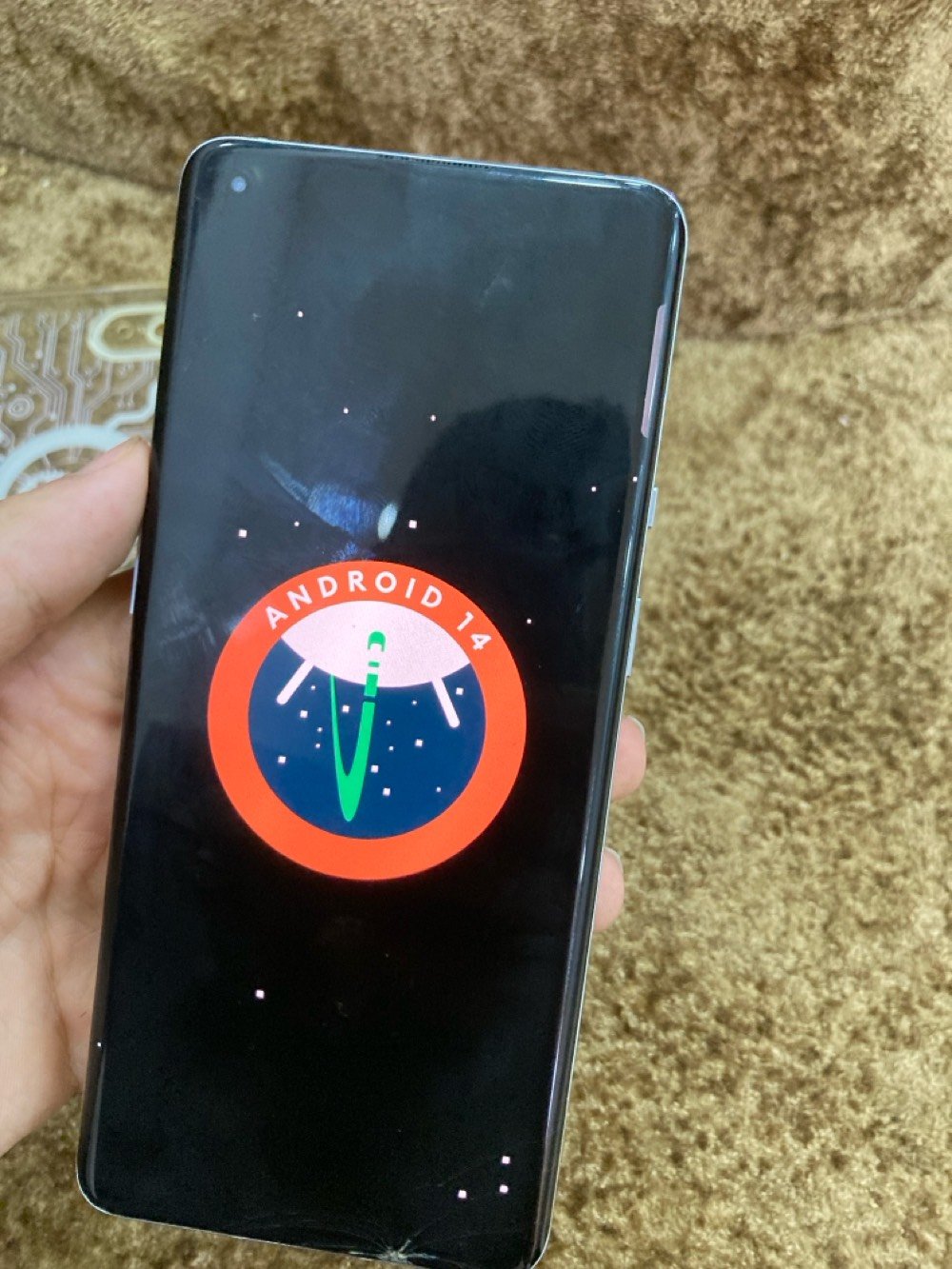 السلام عليكم .. 

جهاز وان بلس 9 برو  جهاز خرافي بعمنة الكلمة الجهاز معالجة سناب دراكون 888+ 5g
 يشغل ٩٠ فريم بوبجي بدون مبرد مع مبرد يوصل ١٠٠ الجهاز يدعم ١٢٠ بس نزل بل تحديثات .
الجهاز كامزتة 4k 120 فريم و يدعم ال 8k 30 . 
ذاكرتة 265 رام ١٢ . بطارية 4500 . بس نص عمر يعني تمشي من ٨٠ إلى ٢٠  5 ساعات متواصلة إذا تصفح تمشي ٩ ساعات .
الجهاز يجي ويا شاحنة وكفر. 
الجهاز فقط كدمة الي تشغل يرادلدها تنضيف والجهاز مفتوح  ونضفت الدكمة بس هم شكلت الجهاز بي كسر طرف الشاشة ما مأثر على المس وشد لزكة وما علية شي . 
مراوس ب وان بلس ١٠ برو ونطي فرق أو بوان بلس ١٢  . 
وسعرة ١٥٠ وبي مجال .
عنواني : بلديات شارع المصرف . 
للتواصل خاص 
(وأسف على الاطالة )