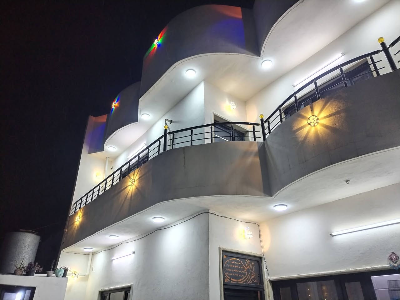 بعد التحية والسلام
دار للبيع طابقين بنأء جديد ١٨٠ متر زراعي
بناء الدار درجه اولى سيراميك أبواب شبابيك شغل حلو

الطابق الأرضي ⬇️🌎
٢ غرف نوم 4*4 هول مع درج 10*4 استقبال
حمامات سويت مع الغرف
صحيات داخلي + خارجي

مخازن مخفيه عدد ٢ 

االطابق الثاني ⬆️
طبق الأرضي
الموجود تحت موجود فوك

الموقع ❗ كركوك واحد حزيران مقابل مركز شرطة العداله

السعر ٨٥ مليون

للاستفسار اكثر
هواتف ***********
المكتب *********** #اومراجعة_مكتب_سند_للعقار
