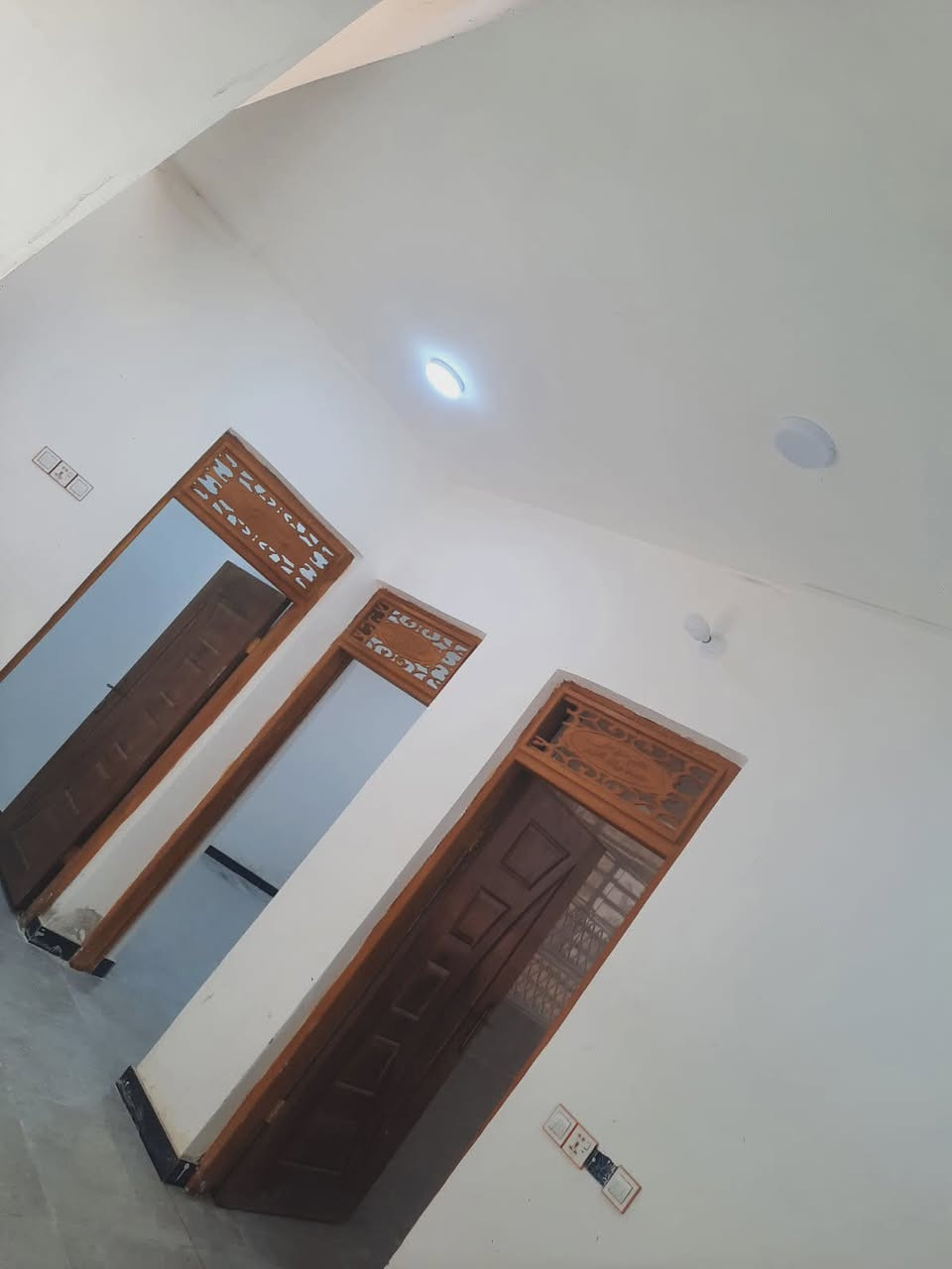 بيت للايجار حي الثقافي خلف مطعم حياوي يتكون من غرفة+صاله+استقبال+مطبخ+صحيات داخلية وخارجية 
للاستفسار الاتصال على الرقم ***********
