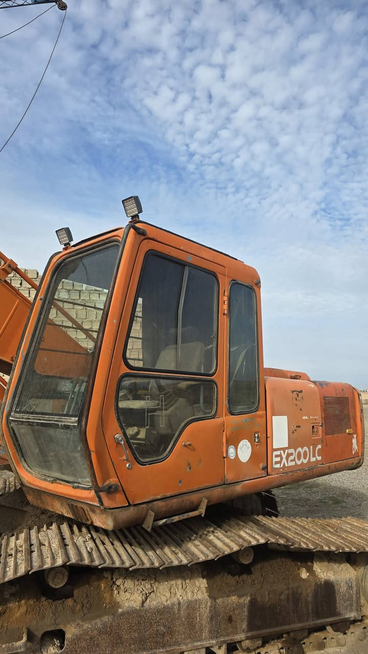 للبيع حفارات هيتاشي فايف موديل ٩٨+ داش ثري موديل ٩٣  هاتف ***********
