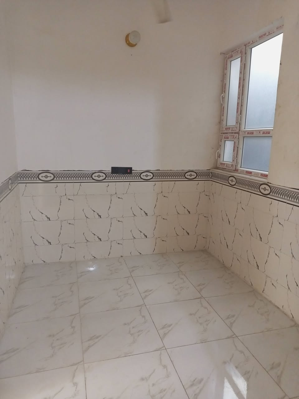 شقه للإيجار غرفه ومطبخ وصاله وبلكونه والصحيات الشقه زغيره. وجديده. 
إيجاره 300وبيه مجال. 
مكانه الحوز عالكورنيش قرب الملعب الخماسي. 
***********
