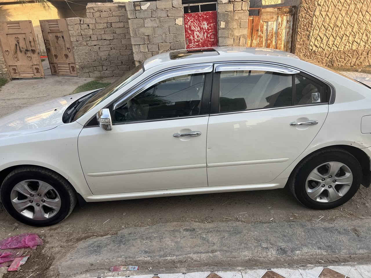 ٢٠١٠ فول  السونار واضح كدامكم مكينه٢٤٠٠
السعر ١١٨ وبيها مجال 
***********
