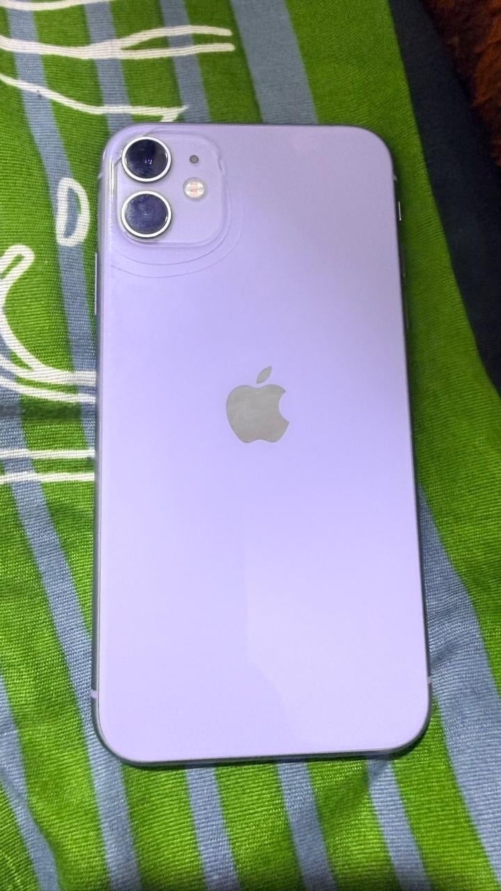 عندي آيفون 11 للبيع بلون بنفسجي. النظام يعمل بإصدار iOS 26.0.1 وسعة التخزين 256 غيغابايت. حالة البطارية جيدة بنسبة 81% والجهاز مفعّل عليه النمط الداكن. الجهاز نظيف وكاميراته بحالة ممتازة.
