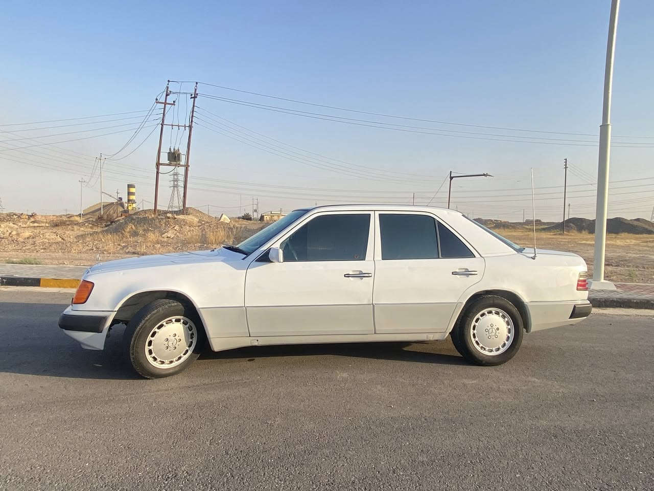 للبيع أو المراوس حسب القناعة
مارسدس دب 300 
السعر 57وبيها بسيط 
موديل 87 محدث 92
محرك بطه 2500 جديد 
 كير جديد 
تبريد ثلج 
سنوية لل28 
تخم تاير 
حداديه جديدهہّ 
شاشه
قواعد دبلات وحده بيها تعمير  
مكان السياره سامراء 
الاتصال على الرقم ‭ ‭ ‭0772 305 4947‬
