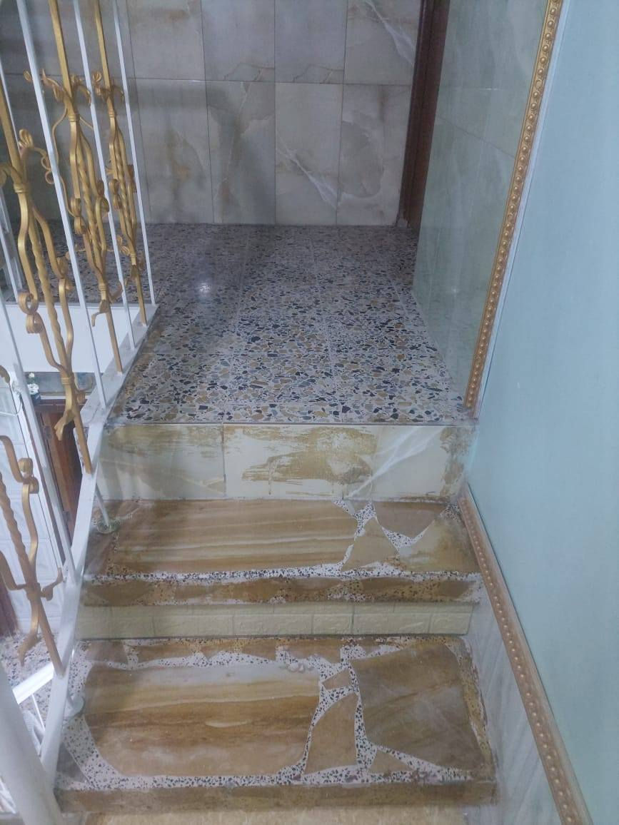 مكلف بالنشر 
السلام عليكم مشتمل للبيع ركن في منطقة الشعب شارع عدن خلف متوسطة صلاح الدين نهاية شارع وصفي المضمد واقع حال ٥٠ بالسند ٤٦ واجهة ٤ نزال ١١ ونص الشارع الرئيسي عرض ١٥ والفرعي ١٠ 
مدخلين مدخل البيت الرئيسي ومدخل على الفرع المجاور وبيه كرفان مخزن في المدخل الثاني نواقص البيت كاشي فقط الطابق الأرضي صالة ومطبخ ومخزن ومنور وحمامات اثنين خارجي وداخلي وفوك غرفتين زغيرة وجبيرة وسطحين البيت بأسم بنيه ونفتح بيان ثاني يوم وبي غراض للبيع اذا احد يحب يشتري البيت والغراض مثل سبالت جداري طنين عدد ٣ وكنتوري عدد ١ كاونترات المنيوم موقع البيت صاير بنص السوكين سوك شلال وسوك الصبح السعر ١٣٥ وبي مجال قليل *********** البيت مالتنه اني مو دلال وان شاء الله يكتب الخير للجميع
