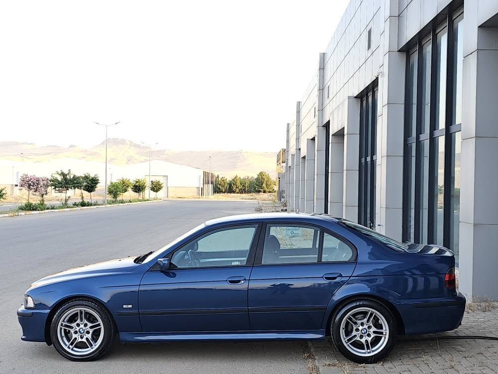 BMW    E39      2001      525

بیئێم  ئێم سپۆرت 

مواسەفات ئەوروپی

دەعامی پێش ودوا ئێم

ویل و کوشنی ئێم سپۆرتە 

بیلاد  بەرگە سەقفی ڕەشە 

کوشن هیتەر

گێڕو مەکینەو تەبرید بەشەرت 

سەنەوی و ڕەقەمی 

چوارتایەی تازە بۆ بەستراوە هیچ 

نقوسانیەکی تیا نیە سەیارەکە

هەموو گیانی  بەشەرت 

بۆیاخ  پێنج پارچەی ئەوروپای بۆیاخە

بێ ناوگرتن  بێ دەعم 

سعری  108     گەڵا و معامەلەیەکی کەم 
*********** السليمانية, العراق
