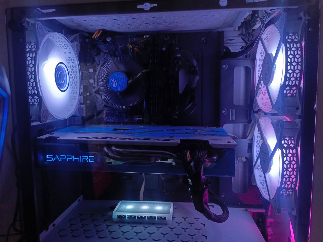 السلام عليكم PC للبيع
CPU CI5 9400F

GPU RX 590 8GB (NITRO DUPPHER)

RAM 16 GB (2*8) 3200 DDR4

M.B H310 S2H GIGABYTE

M.2 1TB (1000GB) KINGSPEC

PSU FSP HEXA 500W+

CASE POWER TRIN 3FAN RGB

///////////////////////////////////////////////////////////////

الشاشة 

MASS 

144 HZ

24 INCH

IPS

//////////////////////////////////////////////////

كيبورد + ماوس + هيدست 

ابيع كامل السعر 750 العنوان بغداد للاستفسار 

(***********)بي واتساب
