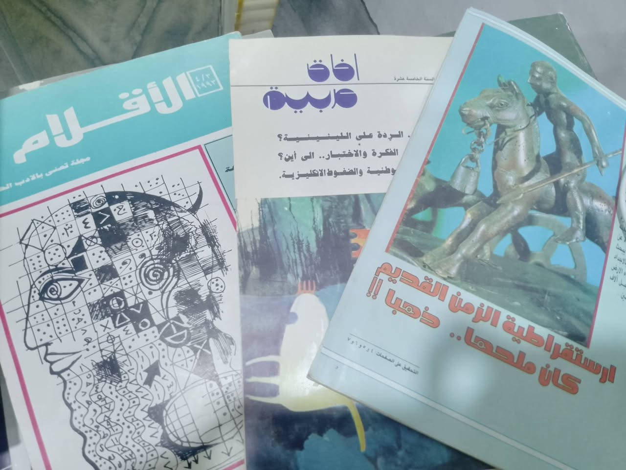 مكتبة وأرشيف تراثي نادر من حقبة السبعينيات والثمانينيات للبيع (إرث عائلي متكامل)السلام عليكم ورحمة الله وبركاته،للبيع كصفقة واحدة (حزمة متكاملة)، مكتبة تراثية وأرشيف بريدي ممتاز يعود لجيل السبعينيات والثمانينيات من القرن الماضي، القطع محفوظة بعناية وتضم مطبوعات تاريخية، سياسية، وثقافية شحيحة في السوق العراقي:أولاً: ألبوم الطوابع والقصاصات البريدية التاريخية (العصر الذهبي)ألبوم بريدي ضخم ممتد على (مجلدين) يحتوي على 467 طابعاً وقصاصة بريدية تاريخية منظمة.يضم مجموعات نادرة جداً لفترة ما قبل الاتحاد في الخليج واليمن، أبرزها: (طوابع إمارة الشارقة، إمارة أم القيوين، منطقة المنامة التابعة لعجمان، وطوابع المملكة المتوكلية اليمنية النادرة التي تحمل صور عائلة شاه إيران).تشكيلة غنية وثمينة توثق ملوك، سيارات كلاسيكية، أسماك بحرية، وسلاسل الفن العالمي الكلاسيكي.ثانياً: مجلات وقصص الأطفال القديمة والكوميكس (5 قطع)قصة كوميكس عتيقة من سلسلة (افتح يا سمسم) الشهيرة.قصة (مغارة في الميسيسيبي) وقصة (أميرة ضوء القمر) من إصدارات دار ثقافة الأطفال العراقية القديمة.بالإضافة إلى قصتين مصورتين أخرى من نوادر طفولة الثمانينيات.ثالثاً: المكتبة السياسية والتاريخية والثقافية (50 كتاباً ومجلة)أدبيات النظام السابق وتاريخ العراق: كتب توثيقية عن (صدام حسين)، كتاب (العراق والكويت) التاريخي الحساس، كتاب (الصراع العربي الفارسي)، وإصدارات (سياسة العراق الخارجية).مطبوعات وزارة الثقافة والإعلام العراقية القديمة: أعداد نادرة من مجلة (التراث الشعبي) لعام 1984، كتاب (الندوة العربية للفولكلور - بغداد 1977)، إصدارات من (سلسلة التراث القومي)، وأعداد مميزة من مجلة (الأقلام) ومجلة (آفاق عربية) الشحيحة من فترة الحصار (شباط 1992).المجلات العربية الثقافية الرائدة: أعداد قديمة من مجلة (الفيصل) السعودية (منها العدد 121 والعدد 131 لعام 1987 و1988)، ومجلة (الدوحة)، ومجلة (الثقافة العالمية) الكويتية، ومجلة (طبيبك) و(المودة).كتب وموسوعات متنوعة: (موسوعة الشباب)، كتب علمية وتطبيقية قديمة مثل (إلكترونيات القدرة) وكتاب (إنتاج الدواجن).الكتب والوثائق الأجنبية: مجموعة كتب إنجليزية وبريطانية قديمة من القرن الماضي، من بينها (كتاب الأسدين البريطاني)، كتاب (الخمسات)، كتاب علمي عن (التلسكوب والفلك)، وكتاب مذكرات قديم مكتوب بالكامل بخط اليد باللغة الإنجليزية.الموقع: { البصرة }المكتبة تُباع كاملة جملة واحدة كصفقة لأصحاب المتاحف الشخصية والتجار والباحثين. للجادين في الشراء ومعرفة تفاصيل السعر، يرجى المراسلة على الخاص أو التعليق.


**إذا كنت صاحب هذا الإعلان وتريد حذفه لأي سبب، رجاءا أرسل رسالة إلى الدعم الفني**