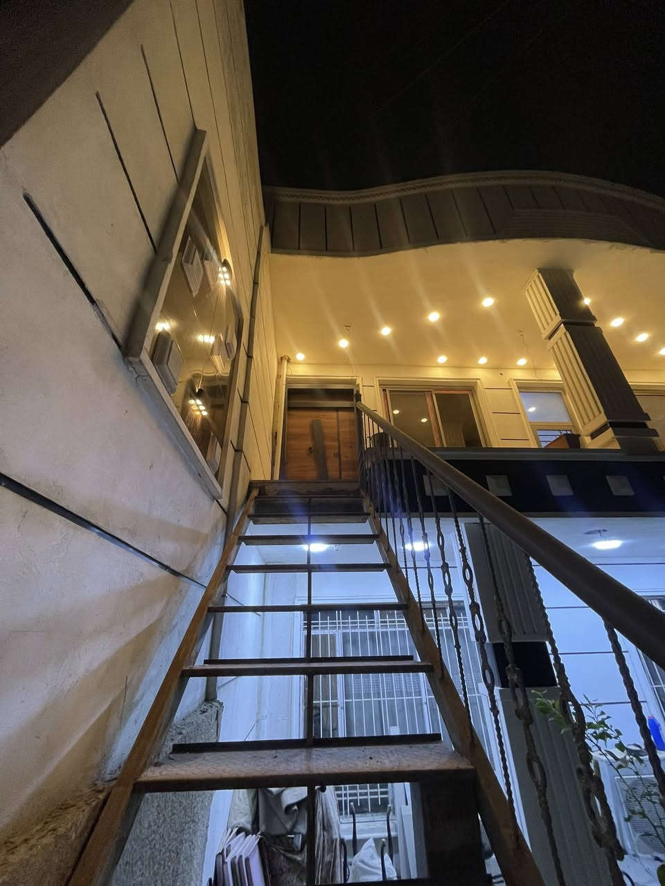 سلام عليكم مشتمل للايجار محله 714 غرفتين وصاله ومطبخ وسطح معزول للاستفسار *********** قرب مول بيانو
