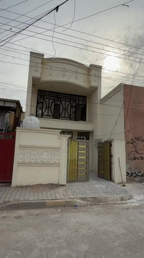 مشتمل للبيع المساحه 100متر واجهه 5ونزال 20 طابقين عله ساحه امسيجه من ضمن البيت السكلات ال10الاف يحتوي عله 3غرف نوم وستقبال اومطبخ اوحولي اوخدمات داخليه اوخارجيه سعره 63 مليون
 رقم هاتف   ***********
