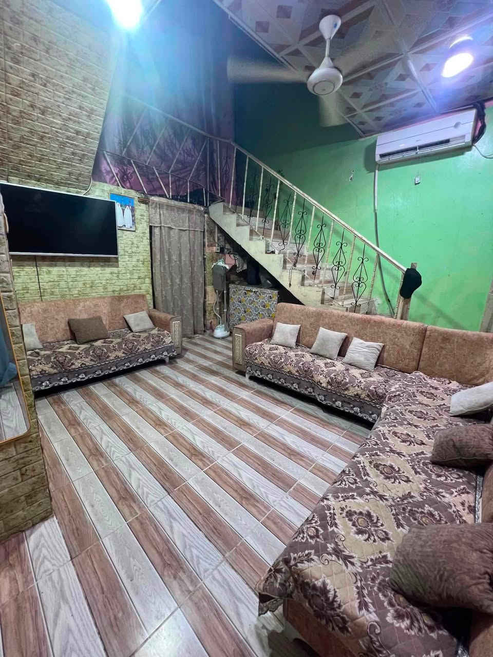 دار سكن للبيع 
السعر (30 مليون قفل )
العنوان دور الدواجن مقابل السيطره البحريه قريب من الشارع العام 
لا كص ولا إزاله ولا تبليغ صاير بنص الطابو 
يحتوي على 2 غرف منام + هول+ مجمع صحيات داخليه + ديوان خارجي + صحيات خارجيه + كراج صغير + ترك ومنور +مطبخ
مساحه المنزل 150متر 
علماً المنزل بالكامل سيراميك وسقف ثانوي 
نوع السقف كونكريت مسلح 
المنزل ركن على شارعين 
قريب جدا من الشارع العام 
يتوفر خطين ماء وخط بئر ارتوازي
يتوفر خطين كهرباء وطنيه 
يتوفر كهرباء أمبيرات 
المنطقه تحتوي على جميع الخدمات ماء وكهرباء ومستوصف صحي ومدارس ابتدائيه 
الجيران ذهب صافي 
للاستفسار التواصل خاص او على الرقم التالي /
***********
