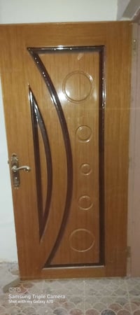باب خشب للبيع  نظيف جدا المهتم بالموضوع الاتصال على الرقم 07830784946