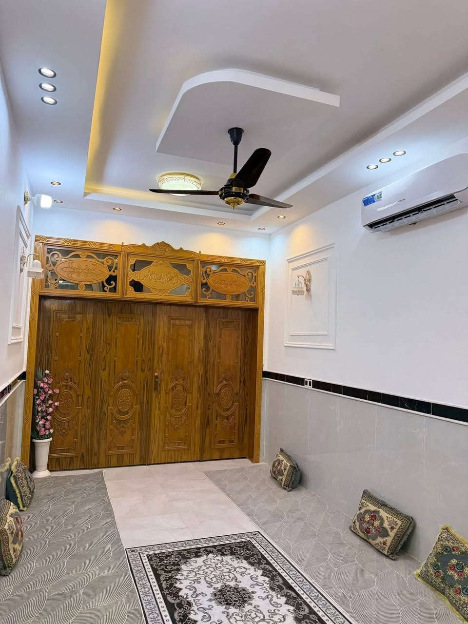السلام عليكم
بيت 100متر طابقين 
حي النداء منطقة 51
 شارع 20 وساحة 
طابقين كاملات 3 غرف بناء 
درجة اولى وموقع ممتاز شارع 20 وساحة
للاستفسار : ***********
