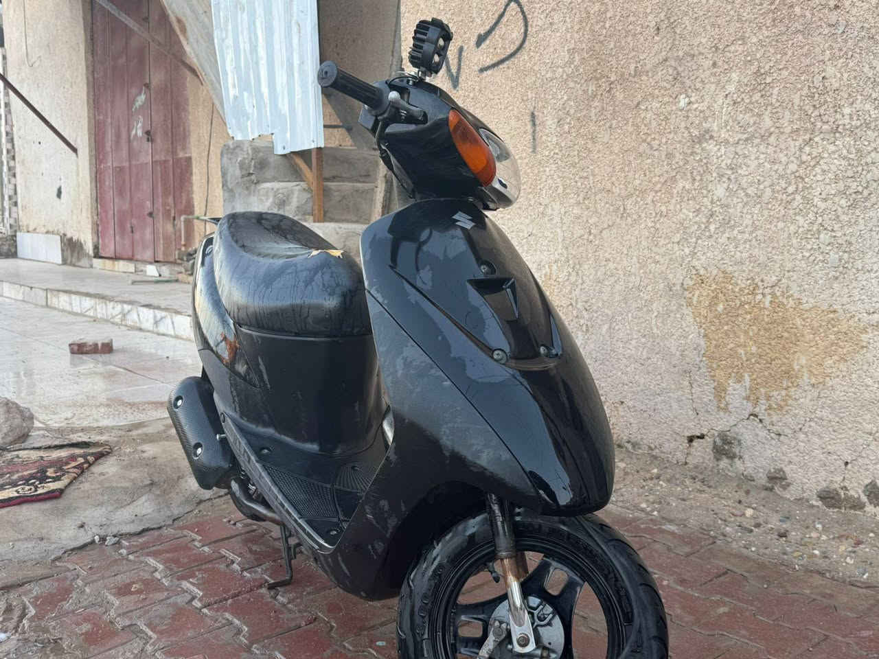 سلام عليكم
دراجه ساسوكي جديده دراجه نضيفه 
ما مفتوحه  دراجه بعدها عله وضع الشركه 

كهربائيات كلها جاهزه تشتغل سلف 
 دراجه اوراق السعر 350
المكان ميسان حي الحسن العسكري 
***********
